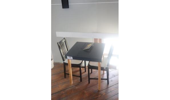 vierkante houten tafel + 2 houten stoelen